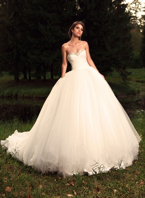 http://svadba-msk.ru/img/common/dress/480x0x0/jully_bride/diamonds_2015/aleksandria.jpg_1.jpg