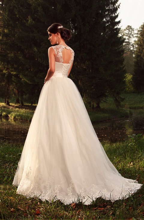http://svadba-msk.ru/img/common/dress/480x0x0/jully_bride/diamonds_2015/catharina_2.jpg