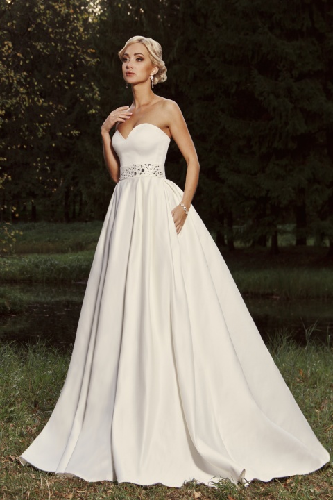 http://svadba-msk.ru/img/common/dress/480x0x0/jully_bride/diamonds_2015/cymberly.jpg_1.jpg