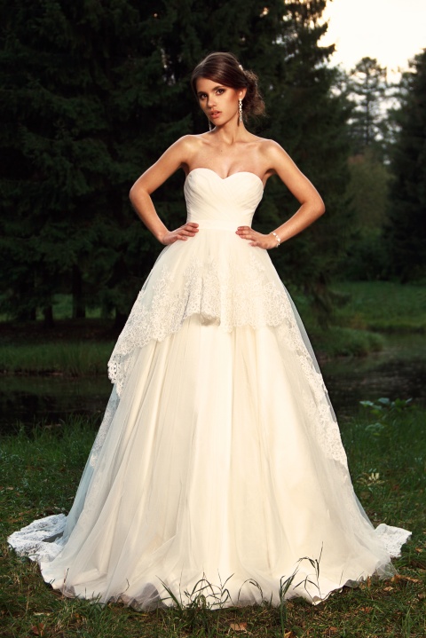 http://svadba-msk.ru/img/common/dress/480x0x0/jully_bride/diamonds_2015/malika.jpg_1.jpg