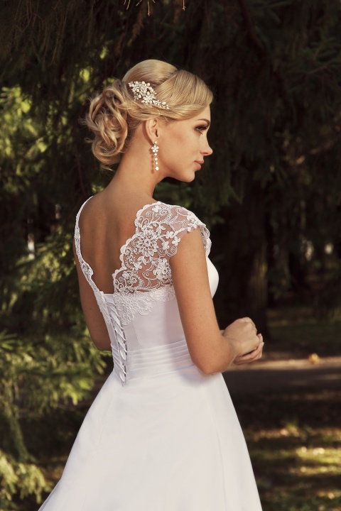 http://svadba-msk.ru/img/common/dress/480x0x0/jully_bride/diamonds_2015/marita_2.jpg