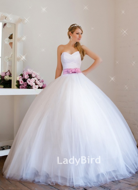 http://svadba-msk.ru/img/common/dress/480x0x0/ladybird/classic_2014/lbk040_1.jpg