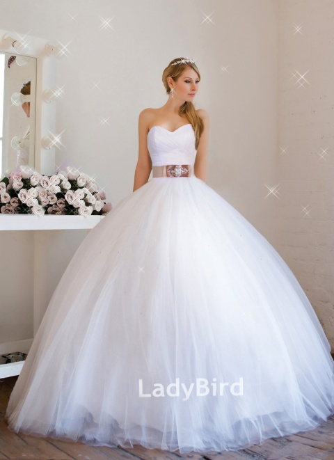 http://svadba-msk.ru/img/common/dress/480x0x0/ladybird/classic_2014/lbk049_1.jpg