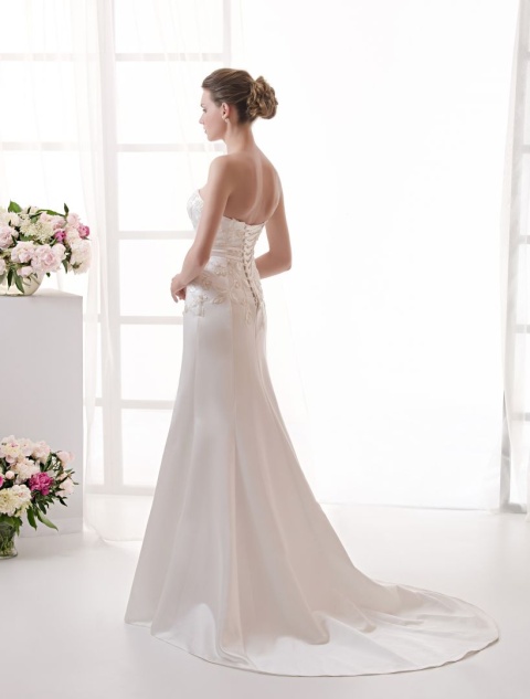 http://svadba-msk.ru/img/common/dress/480x0x0/nava_bride/luminosa_2015/connie_2.jpg