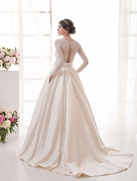 http://svadba-msk.ru/img/common/dress/480x0x0/nava_bride/luminosa_2015/cordelia_2.jpg
